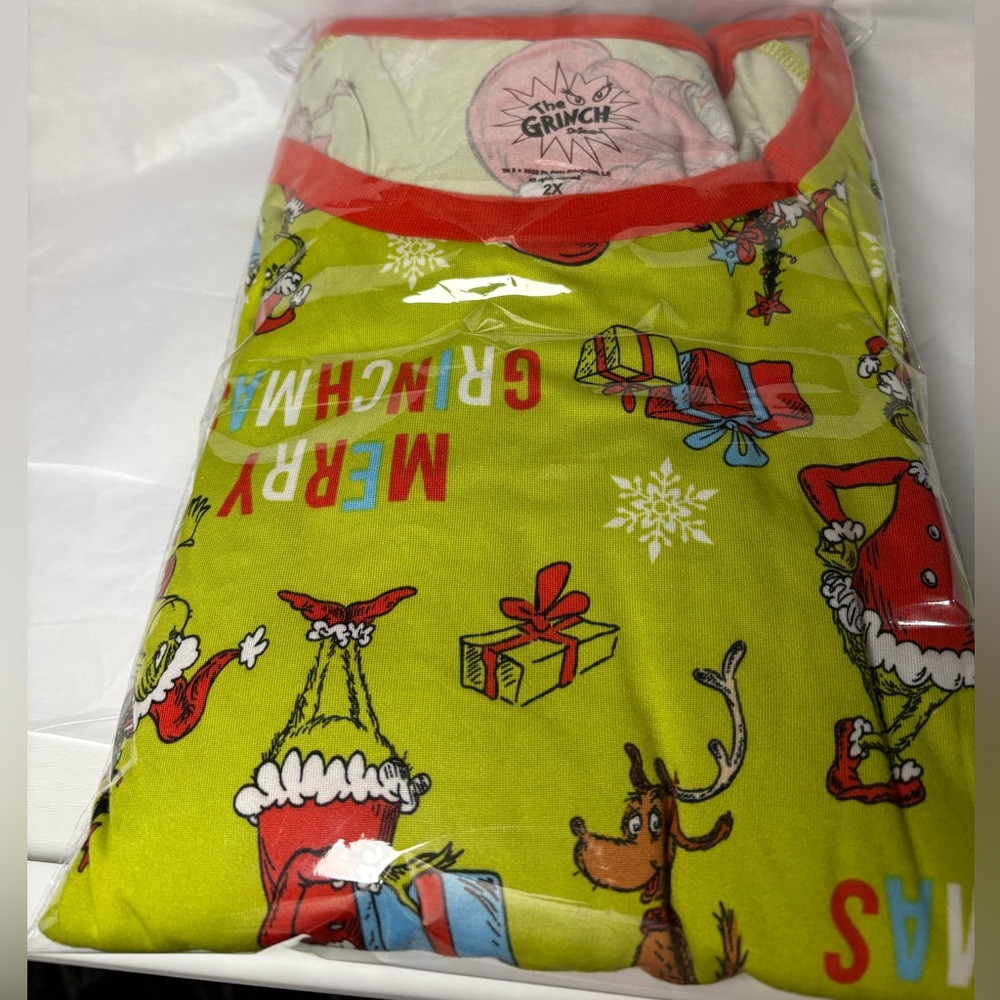 Dr. Seuss Grinch Women’s Pajama Set - Lime Green and Red